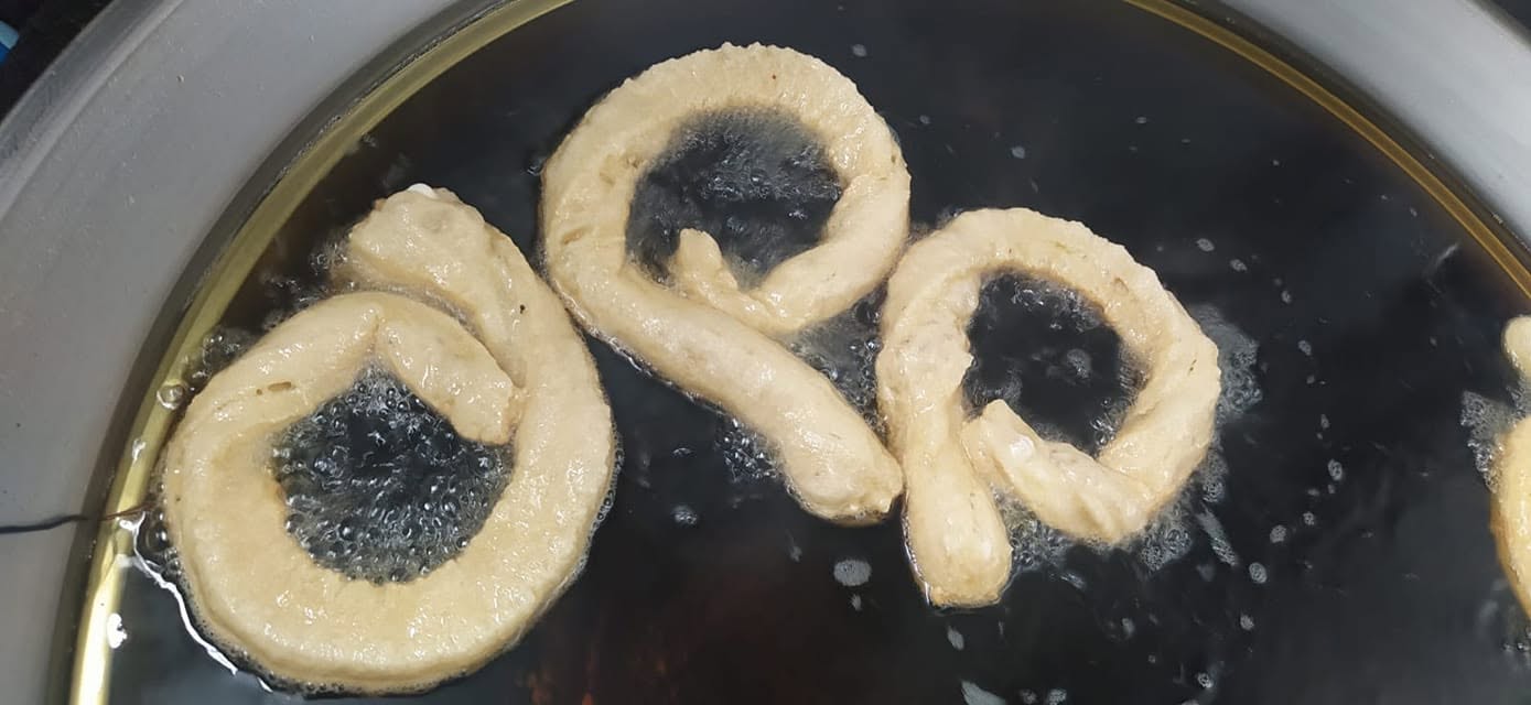 Churros dorándose en aceite